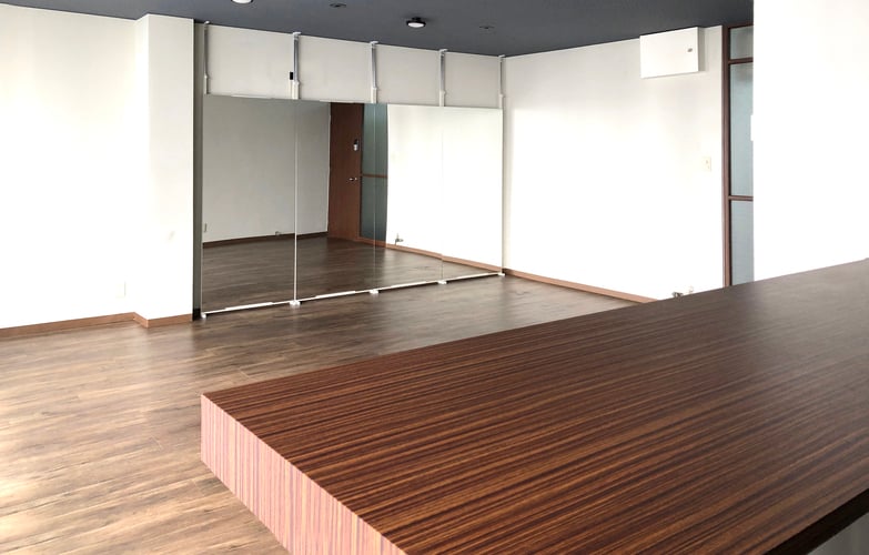 バーカウンター越しに見える景色も雰囲気が良い！レンタルスタジオULTRA 本町店。
