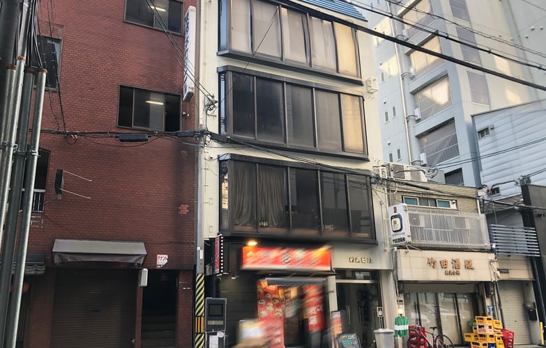 本町駅25番出口-北に1本、角の歯医者を右に曲がるとすぐ。レンタルスタジオULTRA 本町店。