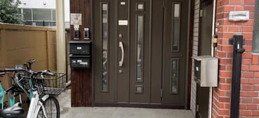 入り口です。暗証番号をおしてお入りください。/代官山Polish【white】の外観写真