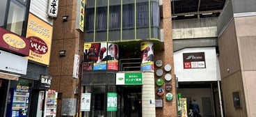 こちらのビルの２階がレンタルスペースです