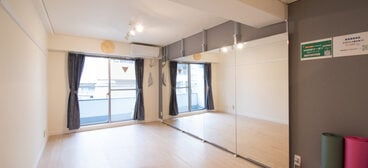 広さ20㎡
大型鏡（幅3.5m）
最大利用人数：6名